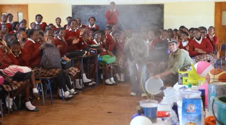 Science Circus International -  screenshot from video 7